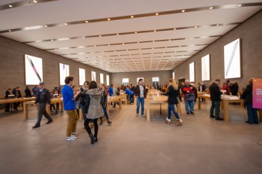 Berlin, Almanya - 12 Kasım 2014: Alıcılar Kurfuerstendamm Apple Store, Berlin, Almanya, 12 Kasım 2014 alışveriş