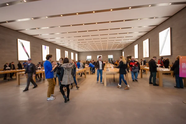 BERLIN, ALLEMAGNE - 12 NOVEMBRE 2014 : Les acheteurs font leurs courses à l'Apple Store Kurfuerstendamm à Berlin, en Allemagne, le 12 novembre 2014 — Photo