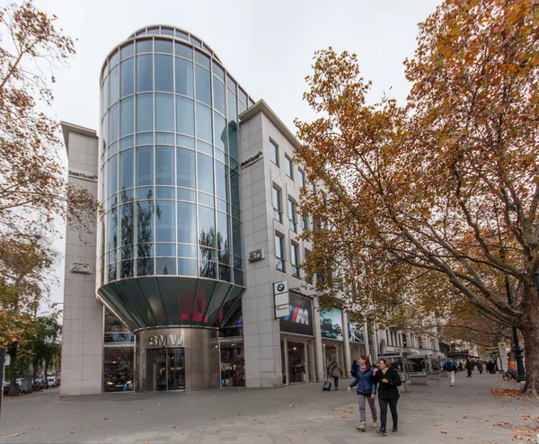 Berlin, Duitsland - 12 November 2014: Bmw showroom Voortbouwend op Kurfuerstendamm in Berlijn, Duitsland op 12 November 2014 — Stockfoto