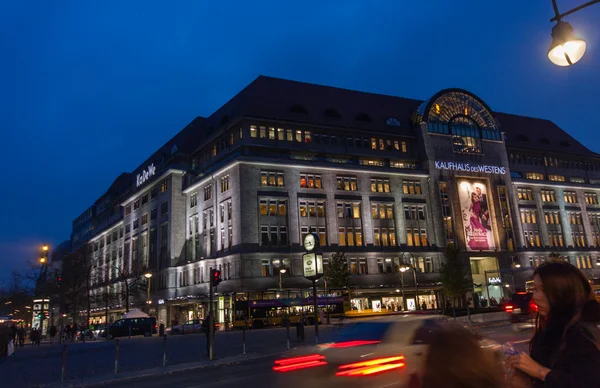 BERLÍN, ALEMANIA - 12 DE NOVIEMBRE DE 2014: Los compradores apuntan a los grandes almacenes Kaufhaus Des Westens en Berlín, Alemania, el 12 de noviembre de 2014. KaDeWe es la segunda tienda por departamentos más grande de Europa — Foto de Stock