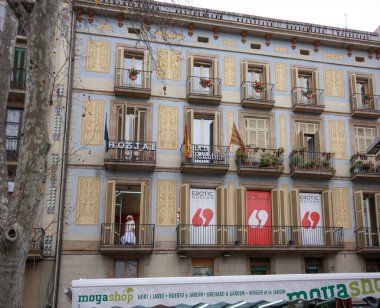 Barcelona, İspanya - 9 Şubat 2014: Balkon genç kadına Rambla Caddesi 9 Şubat 2014 erotik Müzesi Barcelona İspanya ziyarete gelen insanlar davet ediyor
