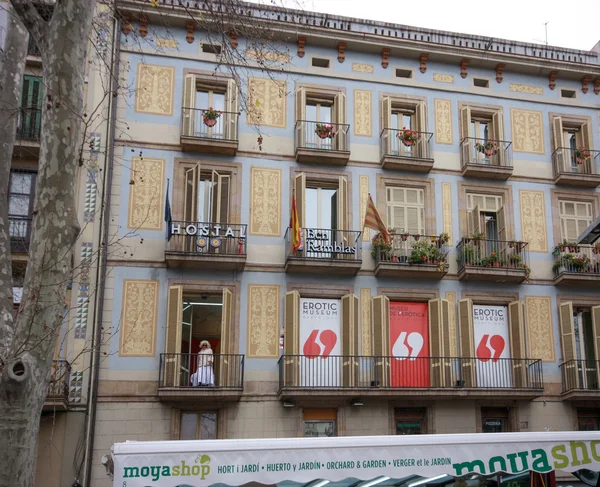 BARCELONA, ESPAÑA - 9 DE FEB DE 2014: Una joven en el balcón invita a la gente de la calle Rambla a visitar el Museo Erótico de Barcelona España el 9 de febrero de 2014 —  Fotos de Stock
