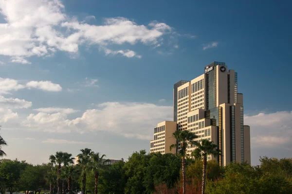 ORLANDO, FL, EUA - 10 de março de 2008: The Peabody Hotel on International Drive em Orlando, EUA, em 10 de março de 2008. Em 2013, foi vendido por 717 milhões e renomeado como Hyatt Regency Orlando. . — Fotografia de Stock