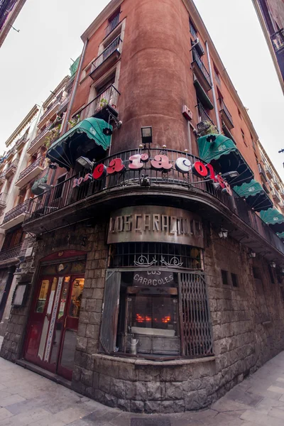 BARCELONA, ESPANHA - FEB 9, 2014: Janela de canto do restaurante Los Caracoles localizado no Bairro Gótico, em Barcelona Espanha, em 9 de fevereiro de 2014. Foi fundada pela família Bofarull em 1835. — Fotografia de Stock