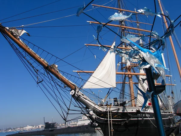 SAN DIEGO, CALIFORNIA, US - MARCH 11, 2007: The world's oldest active sailing ship Star of India and obsolete submarine at Maritime Museum in San Diego California, US on March 11, 2007 — Stock Photo, Image