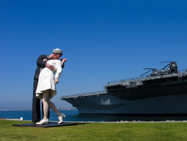 San Diego, California, bize - 15 Mart 2007: denizci ve uçak gemisi Nimitz Müzesi San Diego California, ünlü Dünya Savaşı fotoğrafa bize 15 Mart 2007 tarihinde göre kız öpüşme heykel