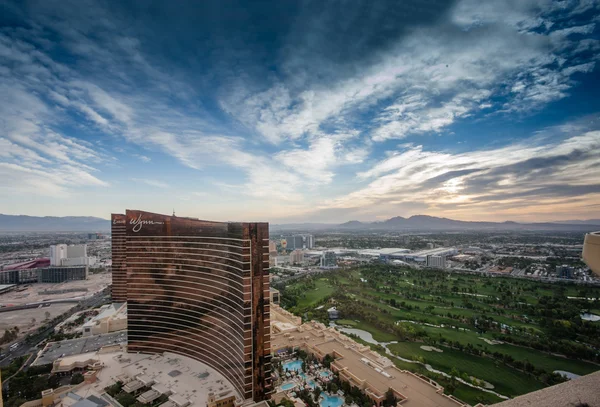 LAS VEGAS, NEVADA, USA - 5 MAGGIO 2014: Lavorare 24 ore su 24 ai moderni hotel e casinò di Las Vegas Wynn e Encore al sorgere del sole scena aerea a Las Vegas, Nevada il 5 maggio 2014 . — Foto Stock