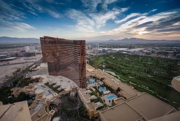 Las Vegas, Nevada, ABD - 5 Mayıs 2014: Çalışma 24 saatlik modern Vegas oteller ve casinolar Wynn ve Encore gündoğumu havadan görünümü sahne Las Vegas, Nevada 5 Mayıs 2014 tarihinde. — Stok fotoğraf