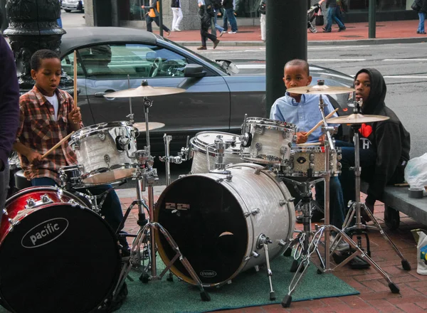 SAN FRANCISCO, US - SEPT 19, 2010: Unidentified young boys play drums on downtown street in San Francisco on Sept 19, 2010 — Stock Photo, Image