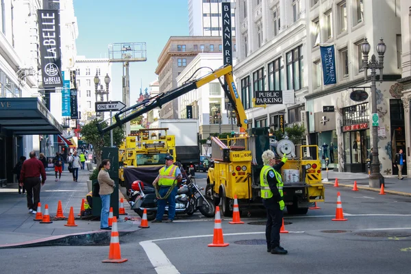 SAN FRANCISCO, US - SEPT 22, 2010: Municipal workers make city infrastructure service activity at downtown street in San Francisco on Sept 22, 2010 — Stock Photo, Image