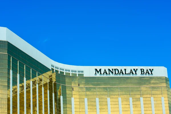 LAS VEGAS, NV -  JUNE 11, 2013:  The Mandalay Bay Resort and Casino in Las Vegas on June 11, 2013. Mandalay Bay with gold colored exterior was opened in 1999 — Stock Photo, Image