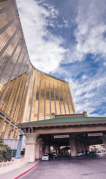 LAS VEGAS, NEVADA - JUNE 11, 2013: Mandalay Bay resort and casino hotel main entrance in Las Vegas on June 11, 2013. Mandalay Bay with gold colored exterior was opened in 1999 — Stock Photo, Image