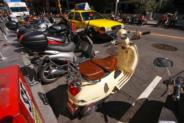 SAN FRANCISCO, EE.UU. - 22 de septiembre de 2010: El estacionamiento de motos en la calle del centro de San Francisco el 22 de septiembre de 2010 — Foto de Stock