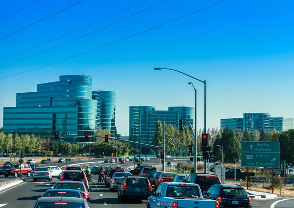 REDWOOD CITY, CA, USA - SEPT 24, 2008: Traffic on the road to Oracle Headquarters in Redwood City, CA, USA on Sept 24, 2008. Oracle is a multinational hardware and software technology corporation — Stock Photo, Image