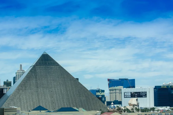 LAS VEGAS, NV, EUA - JUNHO 11, 2013: Luxor hotel and casino pyramid in Las Vegas on June 11, 2013. Luxor é o segundo maior hotel de Las Vegas e o terceiro maior do mundo . — Fotografia de Stock