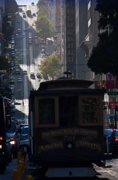 San Francisco, Ca, Usa - 20 Sept 2010: linbana vid foten av brant stigande California street på 20 Sept 2010 i San Francisco. Denna mekaniska kollektivtrafik är i tjänst sedan 1873 — Stockfoto