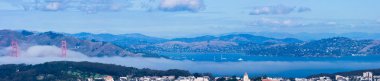 San Francisco Bay area panoramik Golden Gate Köprüsü İkiz Tepeler bakış açısıyla siste