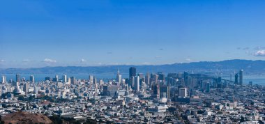 Panoramik manzaralı San Francisco şehir merkezine İkiz Tepeler gördüm
