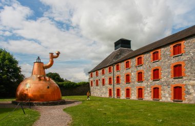 Cork, İrlanda - 20 Haziran 2008: Üzerinde Taş Vakfı 12 mil doğusunda Cork şehir ana Cork Waterford yolda Jameson mirası Merkezi Midleton co Cork, eski büyük bakır viski damıtım