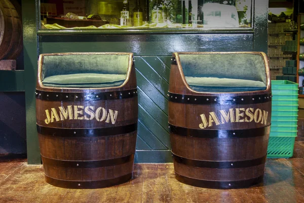 КОРК, Ирландия - 20 июня 2008 года: Декоративные кресла из бочки виски Jameson Irish в Центре наследия Джеймсона в Мидлтон Ко. Корк, в 12 милях к востоку от Корк Сити на главной Корк Уотерфорд Роуд — стоковое фото