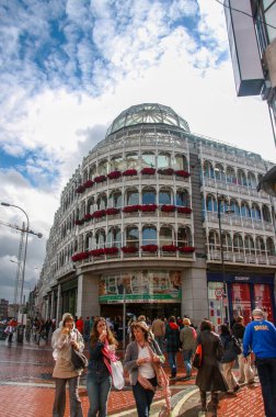 Dublin, İrlanda - Haziran 22, 2008: iç stephen yeşil alışveriş merkezi şeffaf çatı ve oyma tavan. 100'den fazla çıkışları ile her gün binlerce ziyaretçi vardır