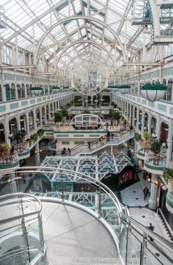 Dublin, İrlanda - Haziran 22, 2008: iç stephen yeşil alışveriş merkezi şeffaf çatı ve oyma tavan. 100'den fazla çıkışları ile her gün binlerce ziyaretçi vardır