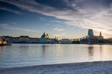Orlando, fl, Amerika Birleşik Devletleri - 15 Ocak 2012: boardwalk disney alan swan ve yunus otel 15 Ocak 2012 tarihinde Orlando batımında Hilal Gölü kıyısında ile