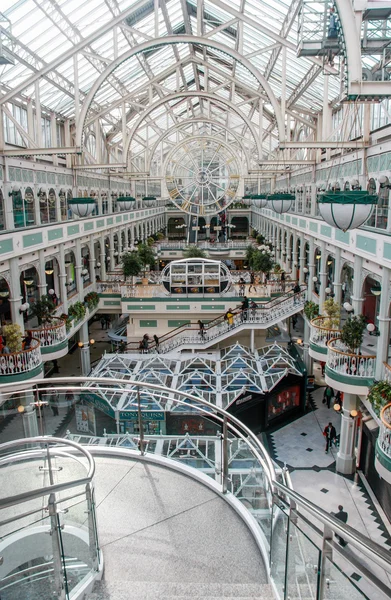 DUBLIN, IRLANDA - JUNHO 22, 2008: Interior Stephen Green Shopping Centre com teto transparente e teto de tracery. Com mais de 100 pontos de venda, há milhares de visitantes todos os dias — Fotografia de Stock