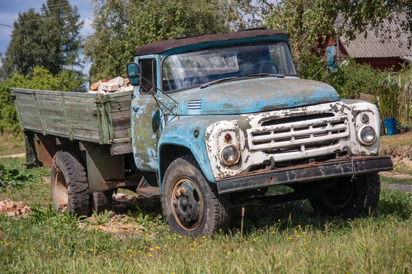 A régi elhagyott rozsdás grunge autó — Stock Fotó