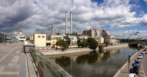 Μόσχα, Ρωσία - 10 Ιουνίου 2015: Mosenergo Ges-2 σταθμός παραγωγής ηλεκτρικού ρεύματος στο Bolotnaya ανάχωμα του κανάλι Vodootvodni στη Μόσχα, Ρωσία, στις 10 Ιουνίου 2015. Άνοιξε το 1907 και σχεδιάζουν να καταργηθούν πορεία του έργου νησί Χρυσή — Φωτογραφία Αρχείου