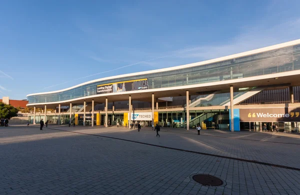 BARCELONA, ESPAÑA - 10 DE NOVIEMBRE DE 2015: Participantes fuera del Fira Barcelona Gran Via Exhibition Center en la conferencia SAP TechEd 2015 el 10 de noviembre de 2014 en Barcelona, España —  Fotos de Stock