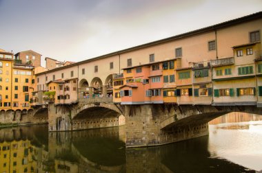 Florence, İtalya - 11 Eylül 2008: Ponte Vecchio Floransa, İtalya 11 Eylül 2008. Bir ortaçağ öyle taş kemer köprü Arno Nehri inşa mağazaları ile