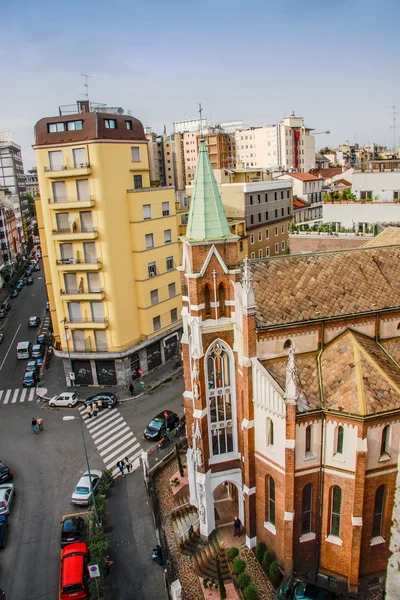 MILÁN, ITALIA - 14 DE SEPTIEMBRE DE 2008: Iglesia de San Camilo de Lellis en la Piazza San Camillo de Lellis el 14 de septiembre de 2008 en Milán. Fue construido en 1906 por el arquitecto Tullio Passarelli —  Fotos de Stock