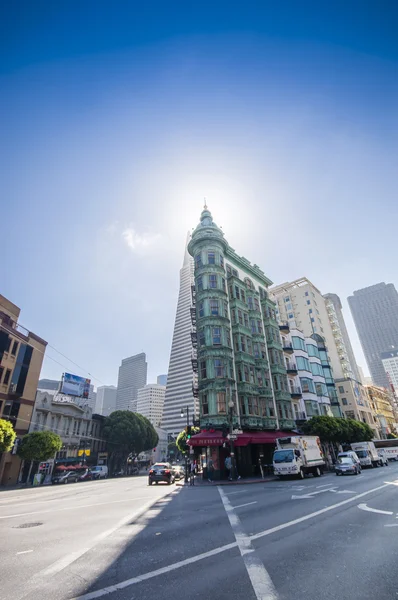 San Francisco, Ca, Usa - 22 Sept 2010: Columbus Tower Sentinel byggnaden och Transamerica Pyramid den 22 september, 2010 i San Francisco, Usa. Flatiron stil struktur färdigställdes 1907 — Stockfoto