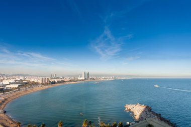 Barcelona, İspanya - 10 Kasım 2015: Panoramik şehir manzarası ile 10 Kasım 2015 San Sebastian, San Miguel ve Barceloneta plajlar Barcelona, İspanya