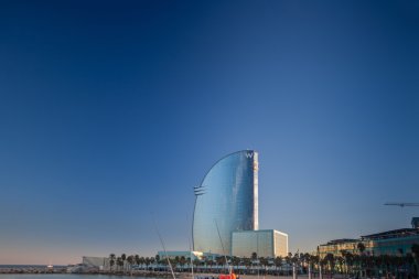 Barcelona, İspanya - 10 Kasım 2015: W Barcelona Hotel, olarak da bilinen Hotel Vela (yelken otel) 10 Kasım 2014 tarihinde Barcelona, İspanya. Mimar Ricardo Bofill tarafından tasarlanmış 170 metre yüksekliğinde olduğunu