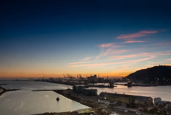 BARCELONA, ESPANHA - NOVEMBRO 10, 2015: Vista panorâmica do cais de cruzeiro Adossat e do porto de carga de Barcelona em 10 de novembro de 2015 em Barcelona, Espanha. É o maior porto da Catalunha — Fotografia de Stock