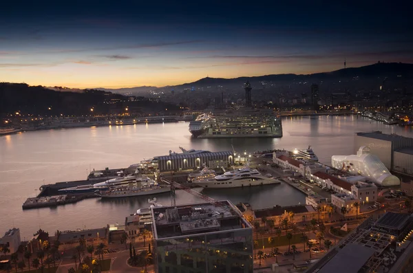 BARCELONA, ESPANHA - NOVEMBRO 10, 2015: Vista aérea do porto de Vell de Barcelona com World Trade Center e cais de cruzeiro em 10 de novembro de 2015 em Barcelona, Espanha. É o maior porto da Catalunha — Fotografia de Stock