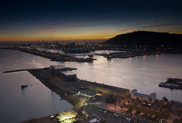 BARCELONA, ESPANHA - NOVEMBRO 10, 2015: Vista panorâmica do cais de cruzeiro Adossat e do porto de carga de Barcelona em 10 de novembro de 2015 em Barcelona, Espanha. É o maior porto da Catalunha — Fotografia de Stock