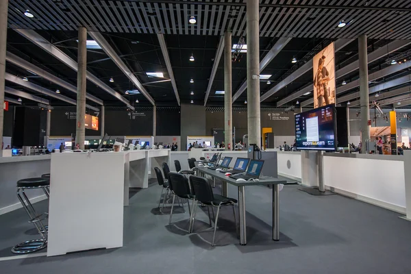 Барселона, Испания - 10 ноября 2015 года: Учебная зона с ноутбуками на столах на конференции SAP TechEd 2015 в выставочном центре Fira Barcelona Gran Via 10 ноября 2014 года в Барселоне, Испания — стоковое фото