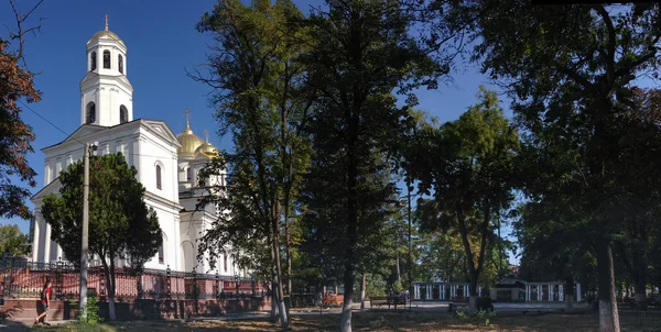 SIMFEROPOL, UKRAINE - SEPT 28, 2015: Central square with Orthodox Temple of Aleksander Nevsky and World War II memorial military tank on Sept 28, 2015 in Simferopol, Ukraine — Stock Photo, Image