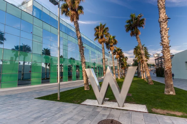 BARCELONA, ESPANHA - NOVEMBRO 10, 2015: Via pedonal com logotipo W Hotel em 10 de novembro de 2014 em Barcelona, Espanha. Faz parte da cadeia hoteleira de luxo de propriedade da Starwood Hotels & Resorts Worldwide — Fotografia de Stock