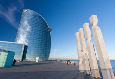 Barcelona, İspanya - 10 Kasım 2015: W Barcelona Hotel, olarak da bilinen Hotel Vela (yelken otel) 10 Kasım 2014 tarihinde Barcelona, İspanya. Mimar Ricardo Bofill tarafından tasarlanmış 170 metre yüksekliğinde olduğunu