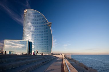 Barcelona, İspanya - 10 Kasım 2015: W Barcelona Hotel, olarak da bilinen Hotel Vela (yelken otel) 10 Kasım 2014 tarihinde Barcelona, İspanya. Mimar Ricardo Bofill tarafından tasarlanmış 170 metre yüksekliğinde olduğunu