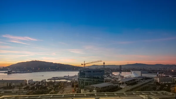 BARCELONA, ESPANHA - NOVEMBRO 10, 2015: Vista aérea do porto de Vell de Barcelona com World Trade Center e cais de cruzeiro em 10 de novembro de 2015 em Barcelona, Espanha. É o maior porto da Catalunha — Fotografia de Stock