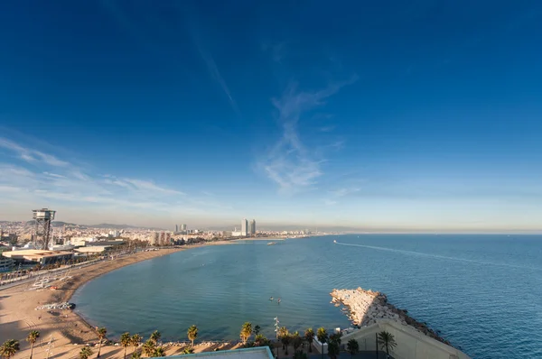 Barcelona, Spanien - 10 November 2015: Panoramautsikt över staden seascape med San Sebastian, San Miguel och Barceloneta stränder den 10 November 2015 i Barcelona, Spanien — Stockfoto