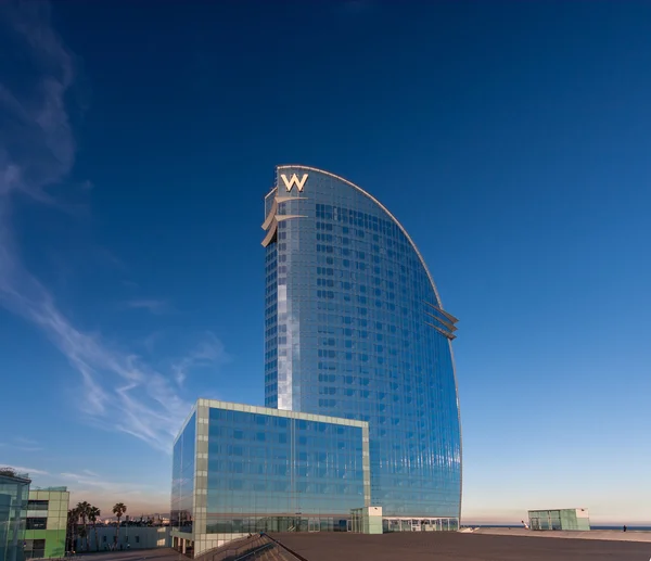 BARCELONA, ESPAÑA - 10 DE NOVIEMBRE DE 2015: W Barcelona Hotel, también conocido como Hotel Vela el 10 de noviembre de 2014 en Barcelona, España. Diseñado por el arquitecto Ricardo Bofill tiene 170 metros de altura —  Fotos de Stock