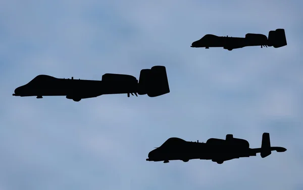 Avion de chasse sur fond bleu — Image vectorielle