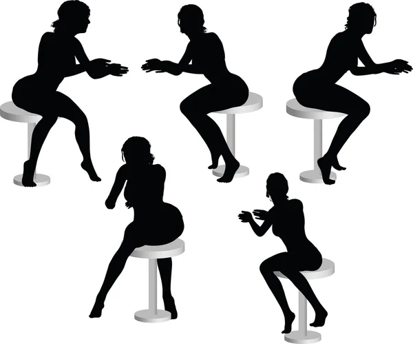 Silueta de mujer con pose sentada apoyada en la mesa — Vector de stock