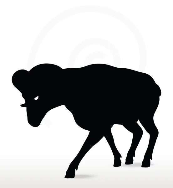 Grande corno pecore silhouette in giù per la collina posa — Vettoriale Stock